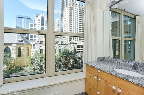 25 Superior St, Chicago IL  60654-0038 exterior