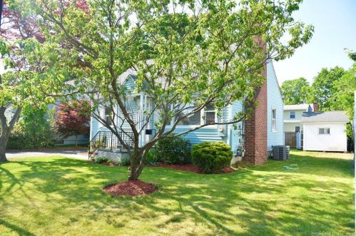 37 Baxter Dr, Norwalk, CT 06854-4702