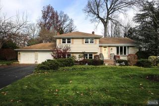 260 Jefferson Ave, Paramus, NJ 07652-4748