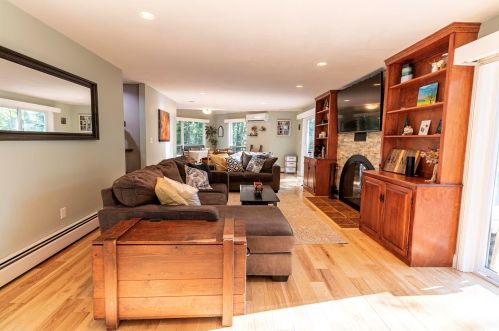 38 Old Manchester Rd, Amherst, NH 03031-1722