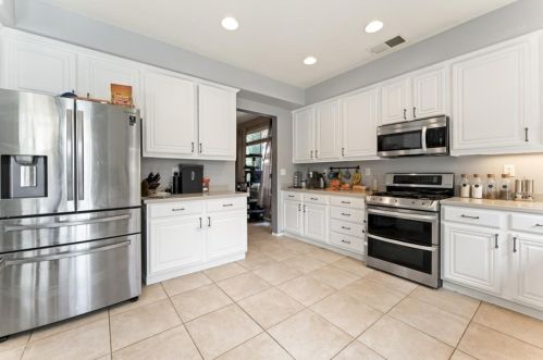 8450 Farmhouse Ln, Riverside, CA 92508-7120