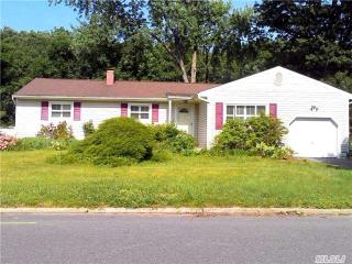 69 Bellwood Ave, South Setauket, NY 11720-1141