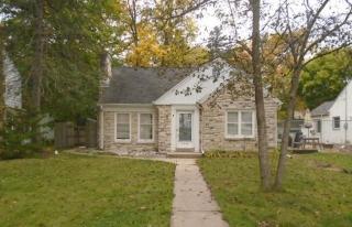 5747 34th St, Milwaukee, WI 53209-4042