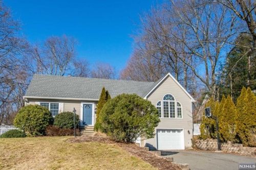 7 Cardinal Dr, Oakland, NJ 07436-3910