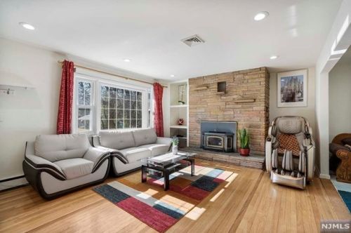 17 Pawnee Ave, Oakland NJ  07436-3007 exterior