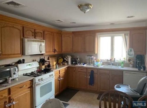 136 Clinton Pl, East Rutherford NJ  07073-1723 exterior
