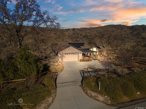 27001 Oakflat Dr, Tehachapi, CA 93561-7061