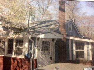 41 Maple Ave, Northampton, NY 11901-4229