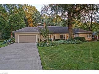 9 Wintergreen Hill Dr, Concord Township, OH 44077-5327