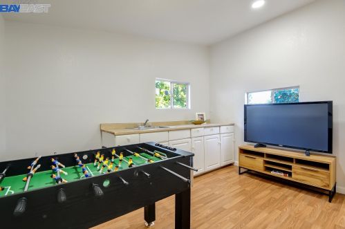 2072 Everglade St, Hayward CA  94545-4737 exterior