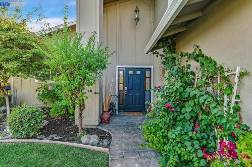 687 Geraldine St, Livermore, CA 94550-2327