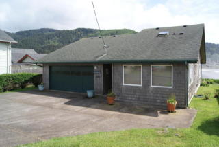 230 1st St, Yachats, OR 97498-2200