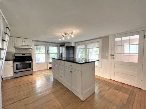 998 Main St, Wakefield, MA 01880-3928