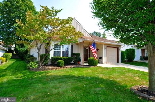 8 Meadowwood Ct, Columbus, NJ 08022-1026