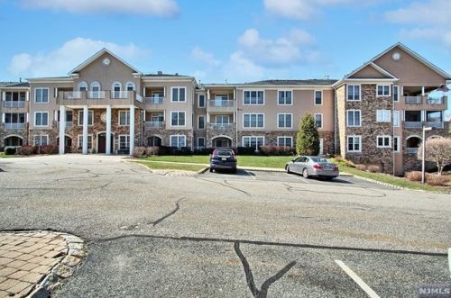 303 Cleveland Ln, Rockaway, NJ 07866-5802