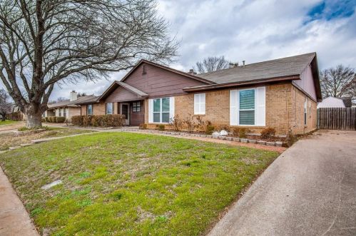 301 Stony Creek Dr, Euless, TX 76039-3436