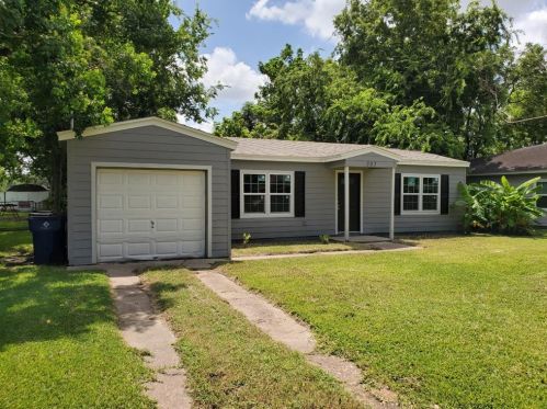 305 Evans St, Angleton, TX 77515-5013