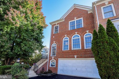 5598 Governors Pond Cir, Alexandria, VA 22310-2349