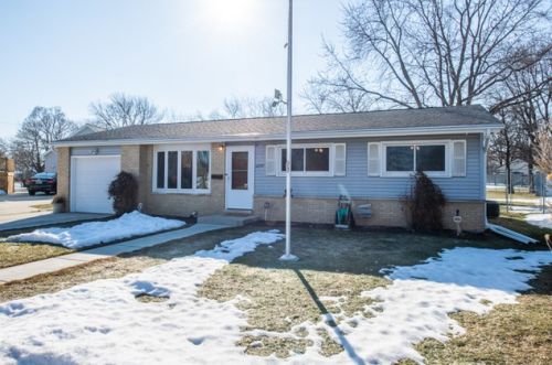 2737 Varonen Ave, Waukegan, IL 60087-3651