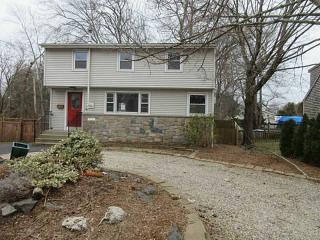 52 Massasoit Ave, Barrington, RI 02806-3131