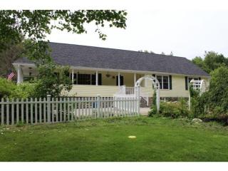 333 South Rd, Kensington, NH 03833-6104