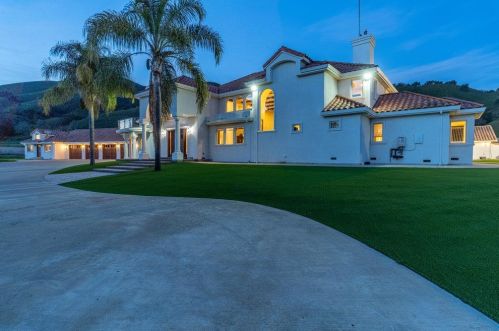 2985 Day Rd, Gilroy CA  95020-8828 exterior