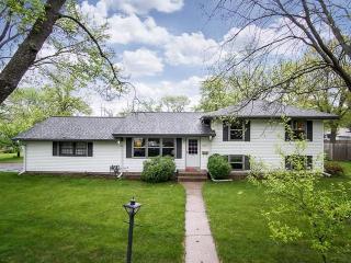 10125 Oakland Rd, Minneapolis, MN 55420-5019