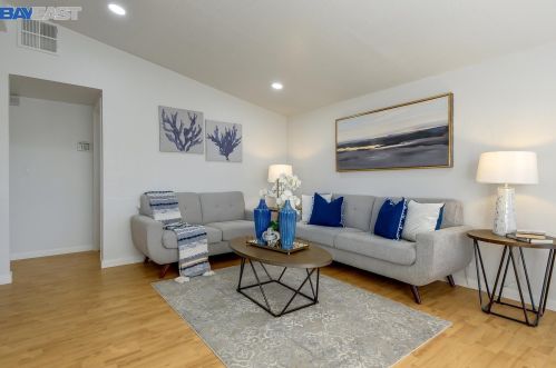 2072 Everglade St, Hayward CA  94545-4737 exterior