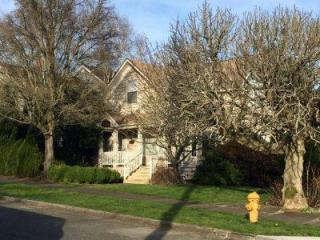 3706 Burke Ave, Seattle, WA 98103-8339