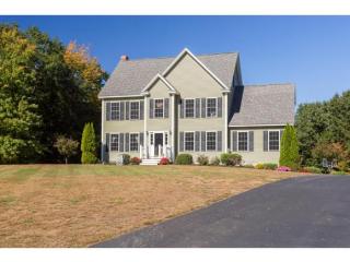 74 Mohawk Ln, Kensington, NH 03833-6427