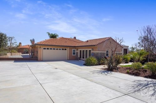 17536 Fairbreeze Ct, Riverside, CA 92504-8849