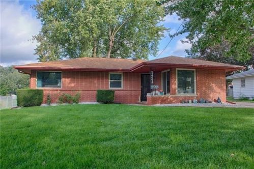 7421 Roseland Dr, Des Moines, IA 50322-4158