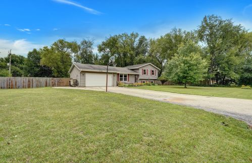 2319 Fox Knoll Dr, Waterford, WI 53185-5093