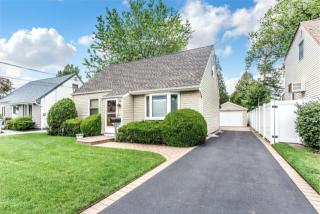 52 Nassau Ave, Hicksville, NY 11803-3538