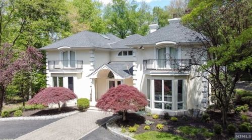 2 Lambs Ln, Cresskill, NJ 07626-2250