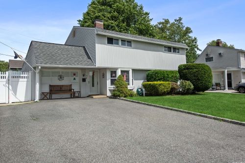 75 Choir Ln, Westbury, NY 11590-5732