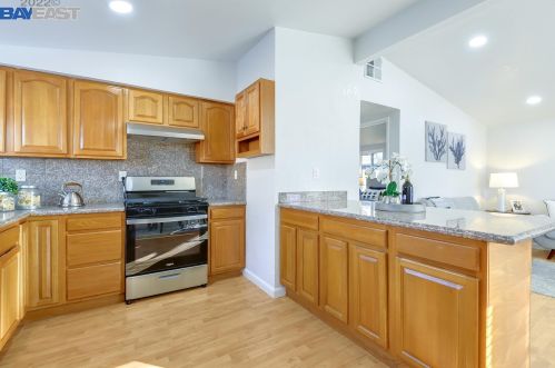2072 Everglade St, Hayward CA  94545-4737 exterior