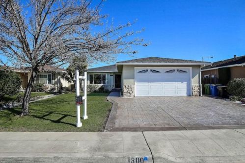 1300 Moonlight Way, Milpitas CA  95035-6228 exterior