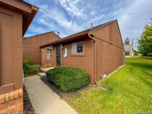 12249 Cambridge Blvd, South Lyon, MI 48178-9579