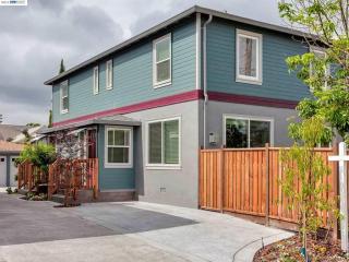 955 40th St, Oakland, CA 94608-3703