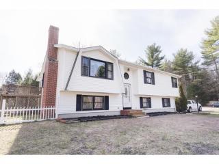 2 Pulaski Dr, Fremont, NH 03044-8203