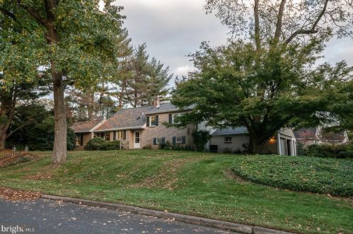 585 Woodward Dr, Huntingdon Valley, PA 19006-4047