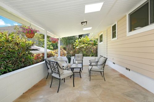 2203 Armstrong St, Honolulu, HI 96822-1929