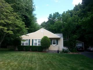 130 Deepwood Dr, Cheshire, CT 06410-2424