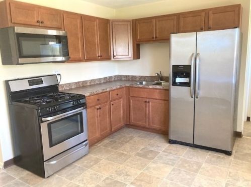 2706 Varonen Ave, Waukegan, IL 60087-3650