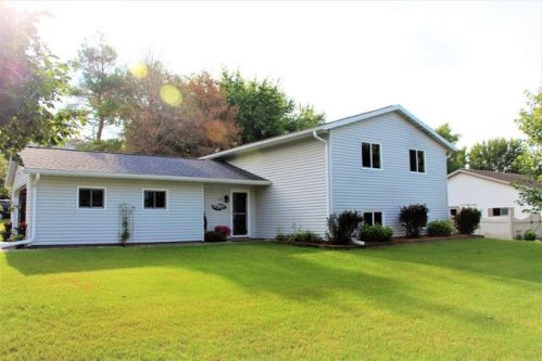 1703 Pinecrest Ave, Holmen, WI 54636-9158