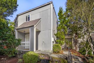 8413 25th Ave, Seattle, WA 98106-3223