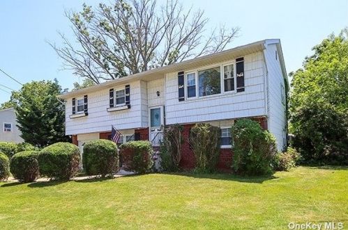 265 Niagara Ave, North Lindenhurst, NY 11757-3509