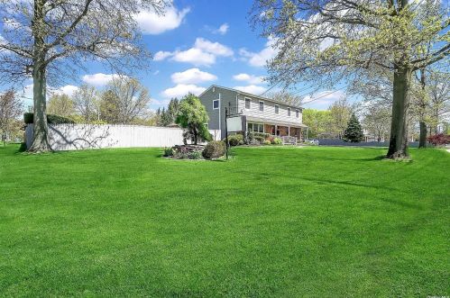29 Cedar Rd, Elwood, NY 11731-4031