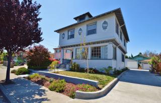 951 40th St, Oakland, CA 94608-3703